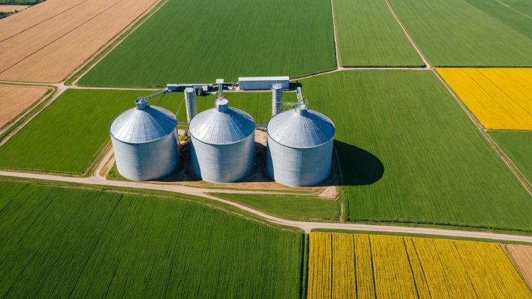 Silos et champs agricoles de la coopérative Euralis-Maïsadour en Nouvelle-Aquitaine
